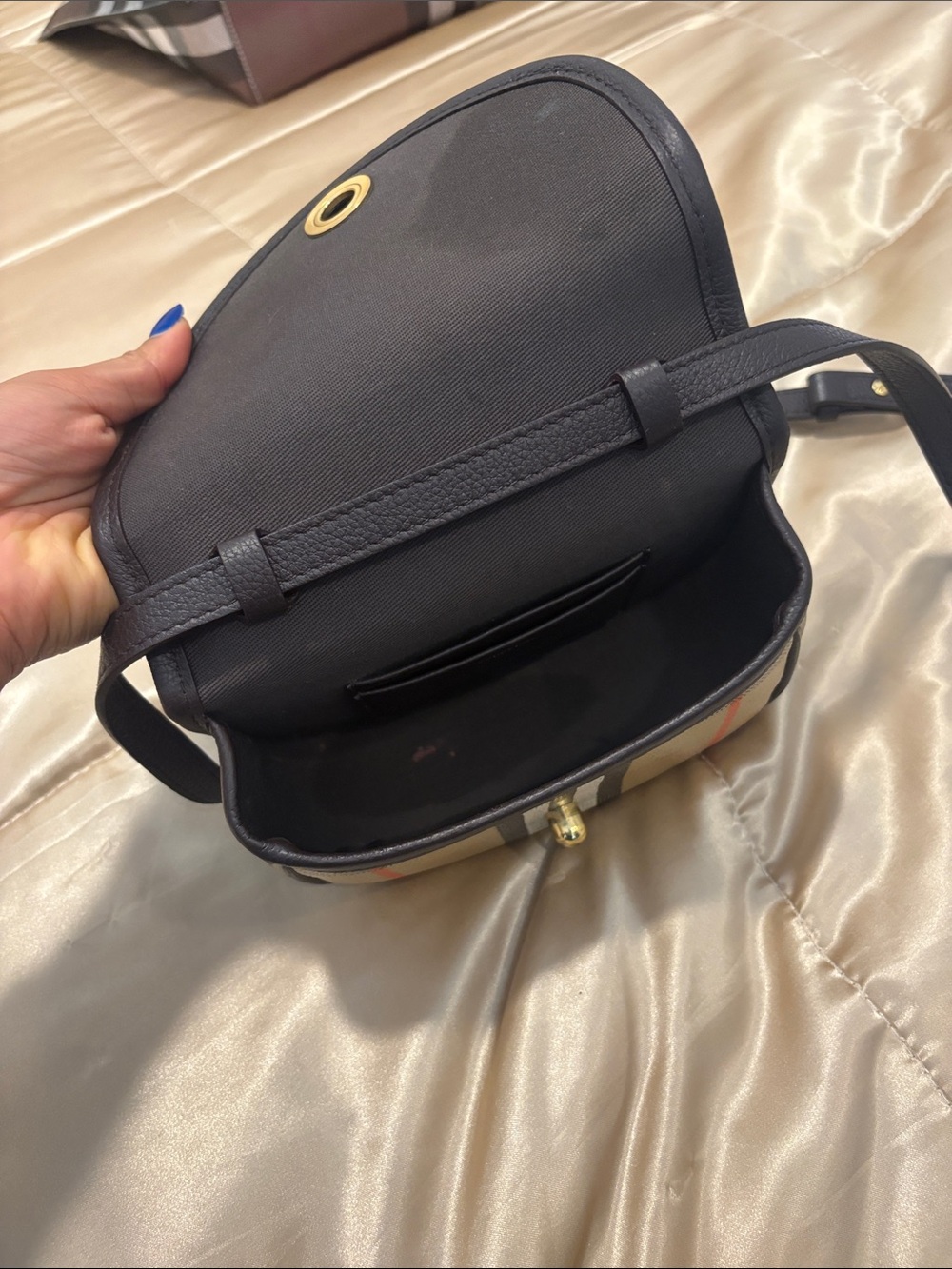 Burberry Mini Highlands Bag in Sand Beige - Picture 4 of 11